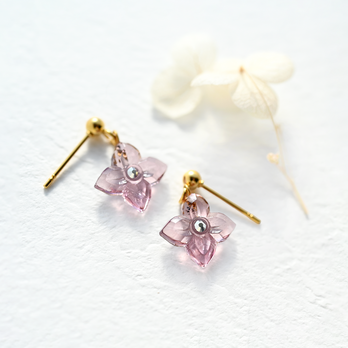 ヴィンテージガラスの揺れる透明な花ピアス／ノンホールピアス［ラベンダー］の画像