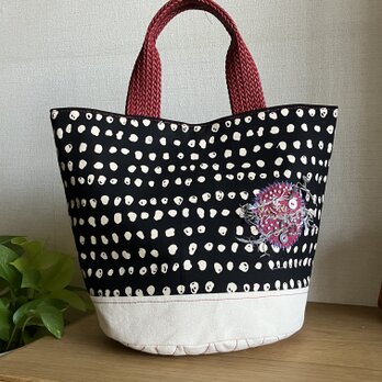 ドット柄のバケツ型バック(レッド）の画像