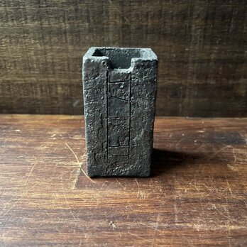 小物立て　(花器)  黒釉　線刻紋の画像
