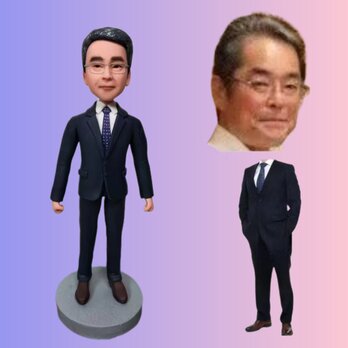 写真入り 人形 フィギュア❤名入れ 肖像画 似顔絵❤贈り物、彼氏、同僚、先輩、上司、友達❤誕生日 開店 周年記念 送別会 昇進のの画像
