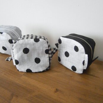 BlackDots×linen SquarePouchの画像