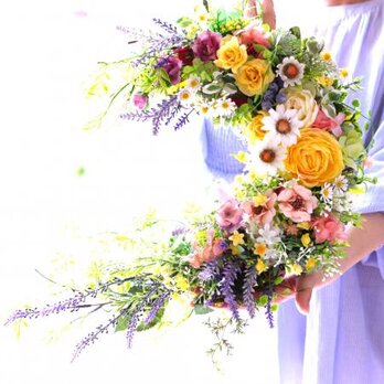 幸せが降りそそぐ馬蹄型　爽やかなレモンイエローのラナンキュラス＆ラベンダーお花たっぷりリース♡ 玄関をおしゃれに！の画像