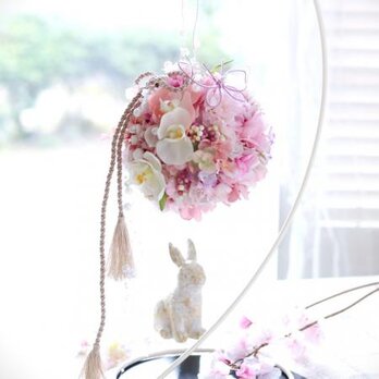 桜と胡蝶蘭の和モダンなボールブーケ　 フライングボール　の画像
