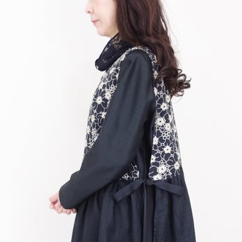 [予約販売] ブラックフラワーレースとリネンサイド脇開きタブリエエプロンドレスの画像