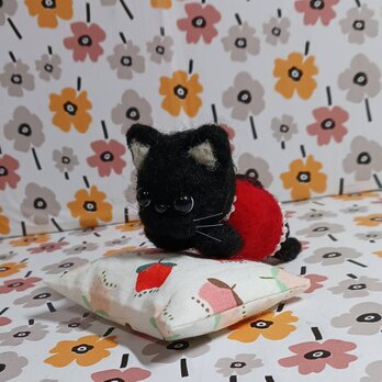 クッション付き　赤い服が似合う黒猫ちゃん　羊毛の画像