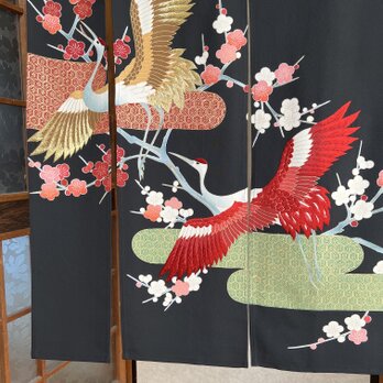 刺繍が施された着物リメイク、暖簾、鶴柄ー梅の花、横〜133—丈〜126!の画像