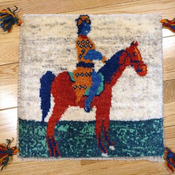 ペルシャ　ギャッベ　ミニマット　横42x41㎝　馬に乗るカシュガイ族　T7591の画像