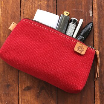 《新色》機能的！帆布×レザーのマルチポーチ 内布リネン＆便利な内ポケット付き（レッド）の画像