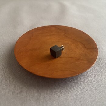 陶のひとつぶピアス（しかく/black)の画像