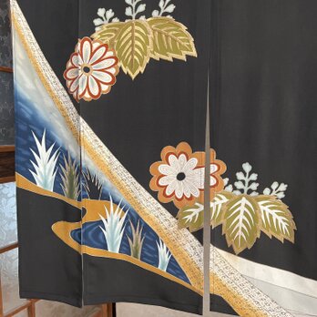 着物リメイク暖簾、留袖刺繍加工の柄ー横132—丈〜129!の画像