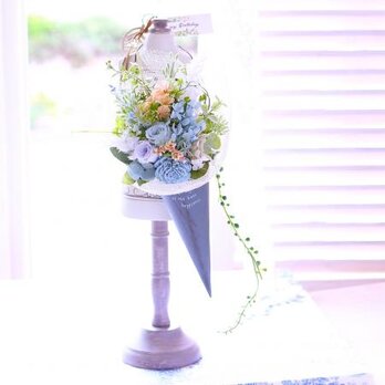 お花おまかせ！優しいパステルブルーのブリキコーンアレンジの画像