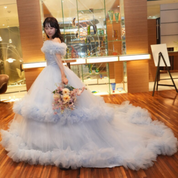 実例写真！カラードレス 爽やかで優しいブルー オフショルダー ラッフルフリル プリンセスライン 可愛いの画像