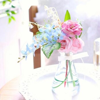 マジカルウォーターアレンジ 可憐なお花の花束♡すずらん・ワックスフラワー・ラナンキュラス・バラ　の画像