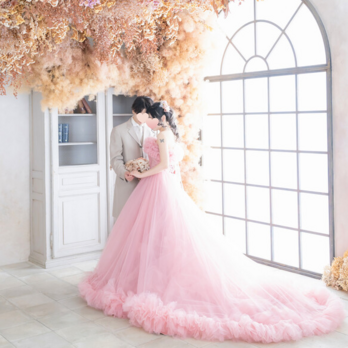 実例写真！カラードレス 薄ピンク オフショルダー ラッフルフリル 結婚式 前撮り 可愛い ロングトレーンの画像