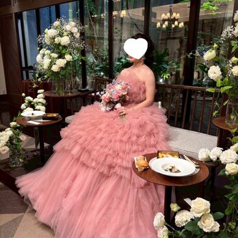 実例写真！カラードレス ピンク ベアトップ サッシュベルト 華やか 柔らかく重ねたチュールスカート 前撮りの画像