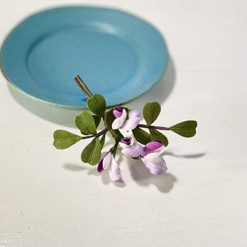 布花　スイートピーをちっちゃくしたような野の花のカラスノエンドウのブローチの画像