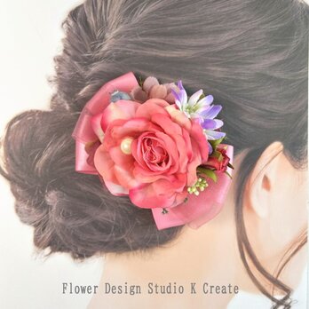 ピンクの薔薇とブルーベリーのヘアクリップ　ピンク　ヘアクリップ　バラ 　リボン　髪飾り 　発表会　結婚式　入学式　卒業式の画像