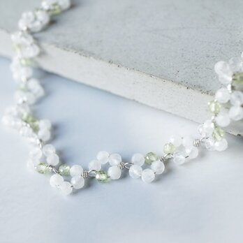 【選べる長さ】「シロツメクサの花冠」 ムーンストーン ペリドット 天然石  誕生石 春 ブレスレット ブルー シルバーの画像