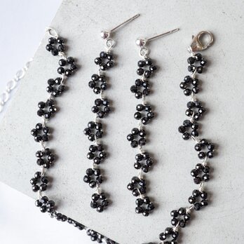 【３点セット】「カメリアの花冠」ブラックスピネル 天然石 誕生石 春 ピアス イヤリング ブレスレット 金属アレルギー対応の画像