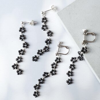 「カメリアの花冠」ブラックスピネル ピアス イヤリング 天然石 誕生石 春 シルバー silver925 金属アレルギー対応の画像