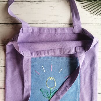 チューリップの刺繍　トートバッグ　肩掛け　レッスンバッグ　入園入学　名入れ　マチなし　ポケットの画像