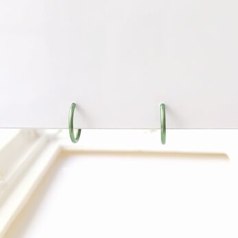 〈痛くない〉〈挟めるだけ〉～2Way～グリーンシンプルリングイヤーカフ・イヤリング(直径約10㎜、太さ約1㎜)(調節可能)の画像