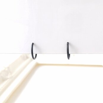 〈痛くない〉〈挟めるだけ〉～2Way～ブラックシンプルリングイヤリング・イヤーカフ(直径約10㎜、太さ約1㎜)(調節可能)の画像