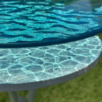 新ver エメラルドブルーの水面　　水紋の影　穏やかな海ガラスサイドテーブル　円形テーブル　水色　レジンアート　海の水面　の画像