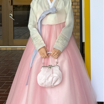 実例写真！オーバードレス 韓国風ドレス ピンク ベアトップ キラキラチュール リボン 花嫁 前撮りの画像