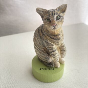 木彫りの猫の置物（お座りキジトラ）の画像