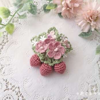 レース編み 小さな苺と野の花のブローチの画像