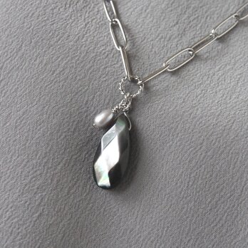Oval Chain Pendant（ブラックシェル×淡水パール）の画像