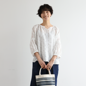 上品な抜け感と大人かわいいシルエット オリジナルドットプリントの麻ブラウス 250404-1の画像