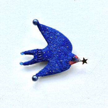 星空を纏うツバメさん　刺繍鳥ブローチの画像