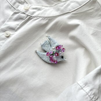 春の花を纏う鳥　haruurara ハルウララ　刺繍鳥ブローチの画像