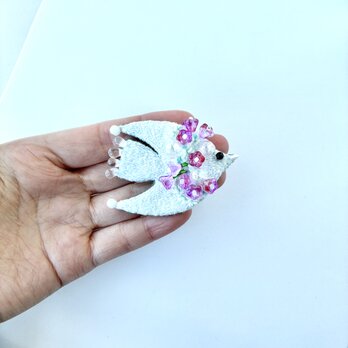 春の花を纏う鳥　haruurara ハルウララ　刺繍鳥ブローチ