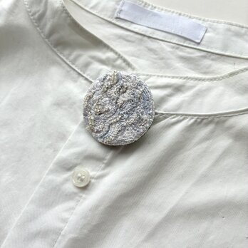 heion　絹糸とビーズの刺繍ブローチの画像