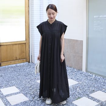 パンツ合わせも◎ カジュアルでも綺麗に決まる ピンタックギャザー コットンシャツワンピース　ブラック　0676BKの画像