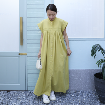 パンツ合わせも◎ カジュアルでも綺麗に決まる ピンタックギャザー コットンシャツワンピース　ライムイエロー　0676YWの画像