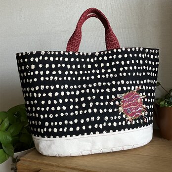 ドット柄のたっぷり入るバケツ型バックの画像