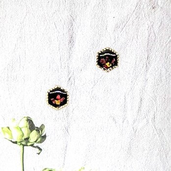 黒漆と赤螺鈿の花の六角ピアスイヤリング【2151】の画像