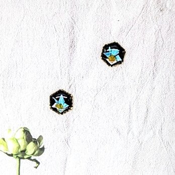 黒漆と青螺鈿の花の六角ピアスイヤリングの画像