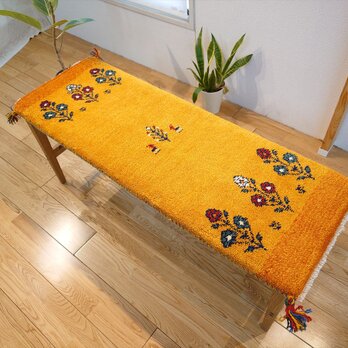 ペルシャ　ギャッベ ミニランナー　119x40cm  黄金色　オレンジ　花　羊ヤギ　RJ14283の画像