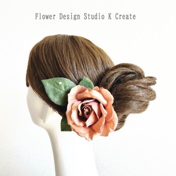 華やか★オークルベージュの薔薇と葉っぱの髪飾り　濃いベージュ　花径10cm　バラ　フローレス　髪飾り　フラメンコ　花飾り　の画像