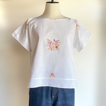 スクエアブラウス【送料込み】古布リメイク　半袖　ホワイト　刺繍入りの画像