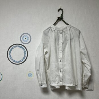 大人の日常服　ギャザースモッグブラウス　薄手のコットン　ホワイトグレー　かすれたストライプの画像
