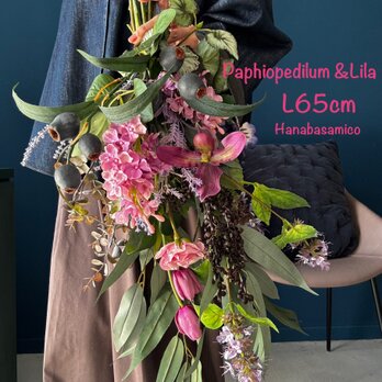 《母の日にも》L65cm！パフィオ＆パチュリ。ソフトパープル、ディープピンク。リッチフラワーを貴重にしたスワッグブーケの画像