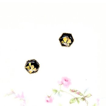 黒漆と黄色螺鈿の花の六角ピアスイヤリング【2153】の画像