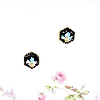 黒漆とナチュラルカラー螺鈿の花の六角ピアスイヤリング【2154】の画像