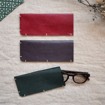 深く、静かに育つ色。 オリーブグリーン レザー メガネケース｜引き出して使う一点もの